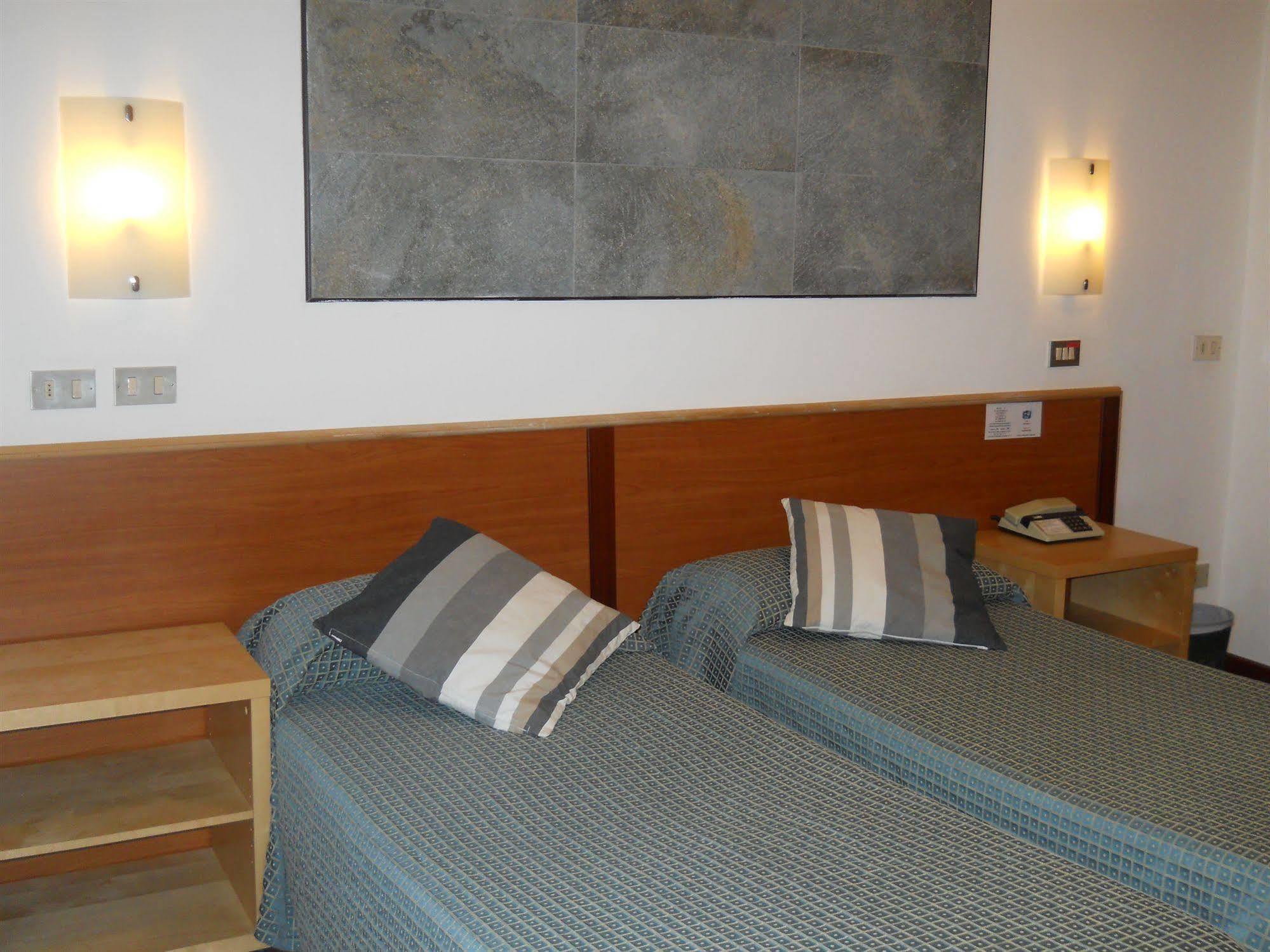 Hotel Il Rustichello Lonato Eksteriør billede