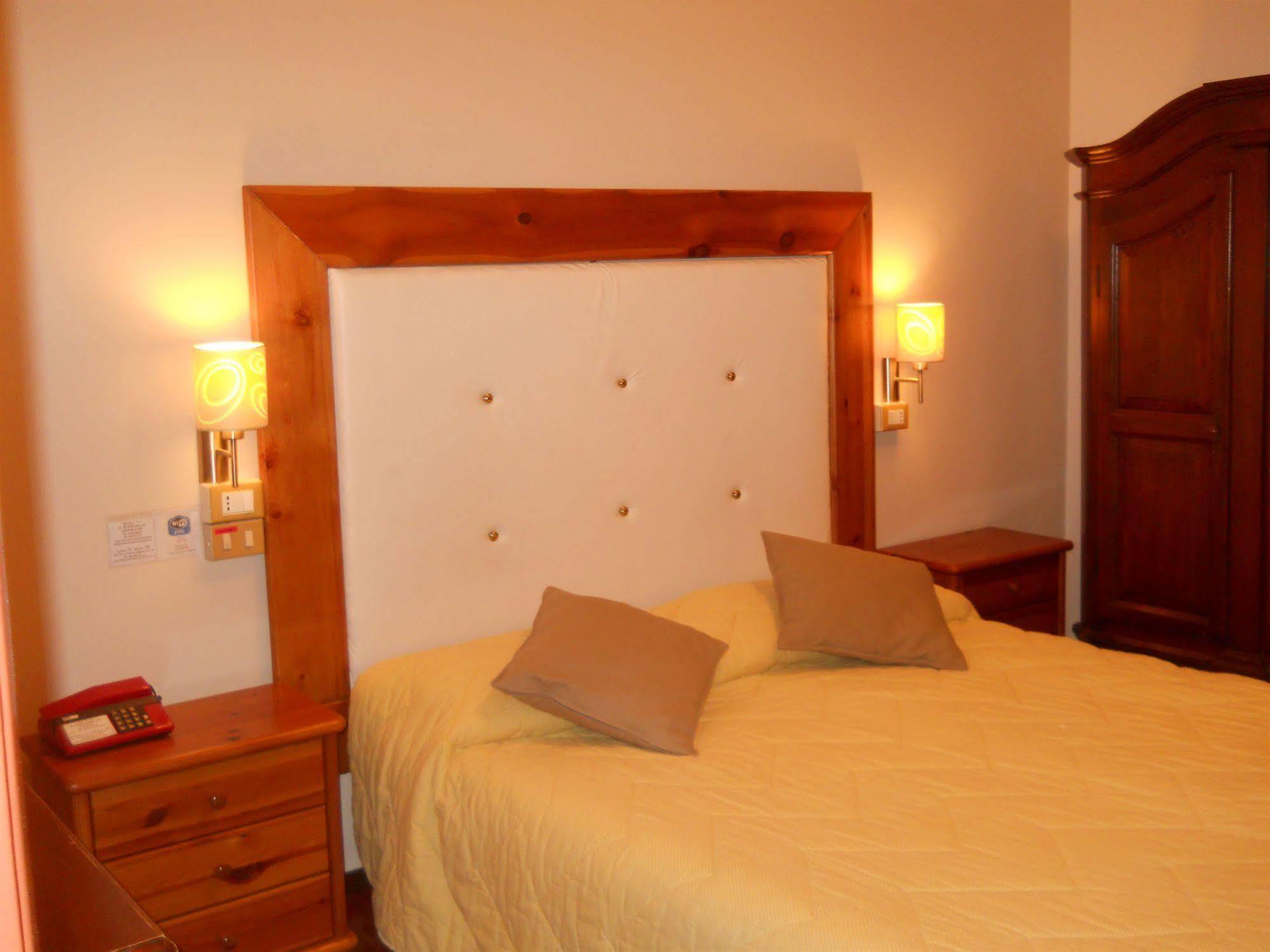 Hotel Il Rustichello Lonato Eksteriør billede